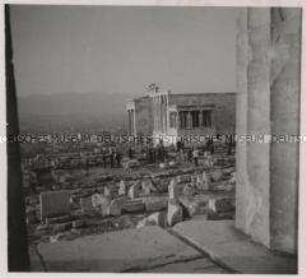 Wehrmachtssoldaten, Athen, Blick vom Parthenon-Tempel zum Erechtheion-Tempel mit den Karyatiden-Säulen auf der Akropolis
