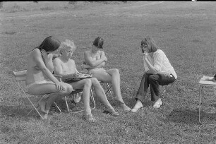 Čičmany. Akt-Pleinair 1980. Günter Rössler und Renate Rössing bei einer Besprechung mit zwei Teilnehmerinnen
