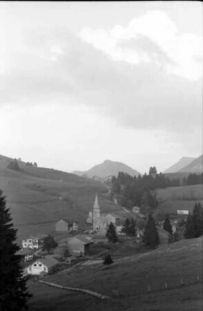 Jungholz, Tirol: Kirchturm und Ort