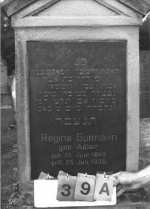 Grabstein 39 (Index: 99609675) Material: Sandstein, Platte ? Zustand: verwittert Maße HxBxT: 181x65x26 cm Beschreibung: Stele, Giebelabschluß mit Verdachung und Mittelpalmette, rechteckige Schriftplatte eingelassen, getreppter Sockel: Grabstein 39A