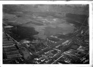 Dresden, Flugplatz Heller, Gelände, auch Fabrik rechts im Bild