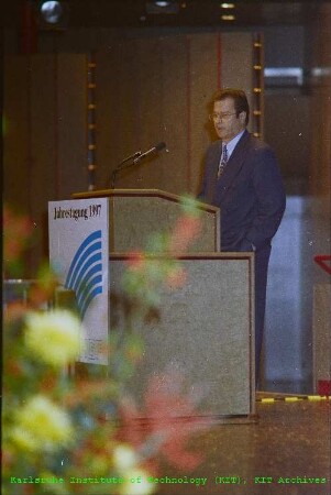 Dr. Klaus Kinkel (Bundesminister des Auswärtigen) bei einer Rede anlässlich der Jahrestagung der Hermann von Helmholtz-Gemeinschaft Deutscher Forschungszentren (HGF) in der Karlsruher Stadthalle