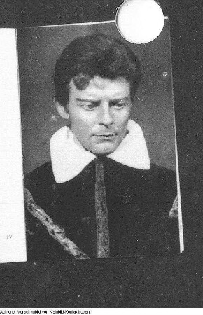 Dresden, Besuch und Auftritt des französischen Schauspielers Gérard Philipe als Hauptdarsteller, März 1955 (sowie Reproduktionen aus Programmheft). Fotoserie anläßlich des Gastspiels des Pariser Théâtre National Populaire (TNP) mit "Ruy Blas" von Victor Hugo im Großen Haus der Staatstheater Dresden, 19. März 1955