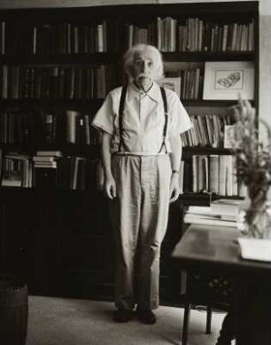 Der Physiker Albert Einstein in seinem Arbeitszimmer