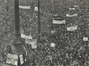 Hamburg. Rathausmarkt. Demonstration von Atomwaffengegnern