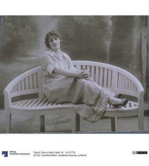 Frau in Kleid