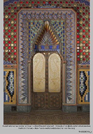 Prunkvoll ornamentiertes Portal