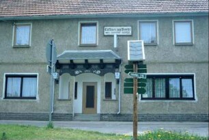 Gasthaus "Zum Werretal", Eingang mit Jahreszahl 1911