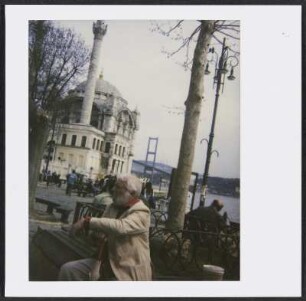 Wolfram Siebeck vor der Ortaköy-Moschee in Istanbul