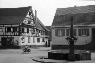 Bötzingen: Brunnen und Fachwerkhaus mit Erker