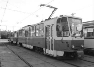 Tatra-Triebwagen T6A2 mit Beiwagen B6A2 : Tatra-Triebwagen T6A2 (Wagennummer 226 004-5) mit Beiwagen B6A2 (1986/1999; CKD Tatra). Länge 14,50 m, Höhe 3,11 m, Breite 2,20 m. Ansicht des Triebwagens, rechte Seite von vorn. Dresden, Straßenbahnhof Trachenberge, 125 Jahre Straßenbahn in Dresden, 1997.09