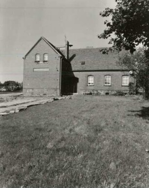 Sauen. Schule, Dorfstraße. Hofansicht