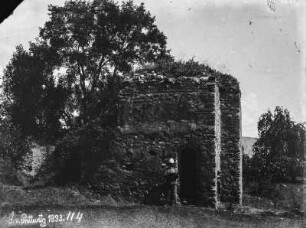 Ruine : Mann neben dem Eingang einer Ruine