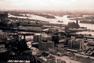 Hamburg: Blick von der Michaeliskirche auf Hafen, Ostteil