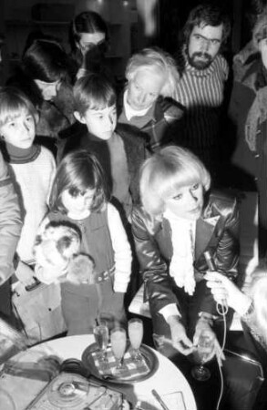 Freiburg: Kaufhaus Schneider, Filmschauspielerin und Malerin, Elke Sommer, bei Interviewstunde