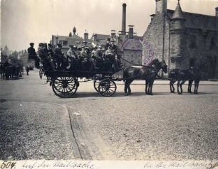 Edinburgh (Schottland). Touristen der Hapag in einer vierspännigen Kutsche bei einer Wagenfahrt durch die Stadt
