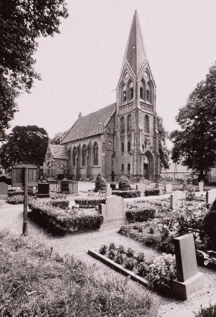 Dorfkirche Vietlübbe (2. H. 19. Jh.). Ansicht über den Kirchhof von Nordwesten