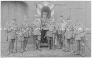 Soldaten vor einem Wachhäuschen