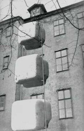 "Rucksack-WC", Sanitäre Nasszelle für Außenwand-Montage (nicht realisiert) – Sanierungsgebiet Neukölln: Ansicht (Fassadensimulation an Altbau). Berlin-Neukölln, Falkenstraße 21-22