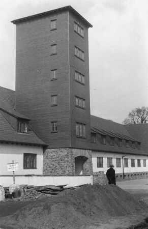 Verschindelter Turm : Ein Gebäude mit verschindeltem Turm