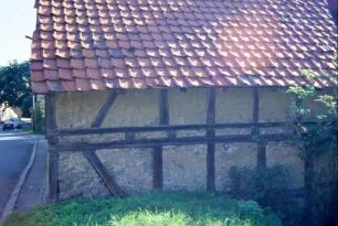 kleines Fachwerkgebäude mit alten Dachziegeln