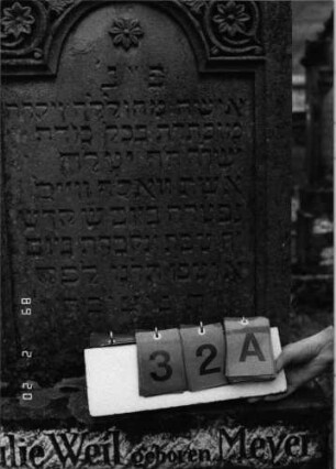 Grabstein 32 (Index: 99798349) Material: Sandstein Zustand: gut Maße HxBxT: 161x58x19 cm Beschreibung: Stele mit eingezogenem Rundbogenabschluß, Rankenakroteren, Sockel Symbolik: Blüte: Grabstein 32A