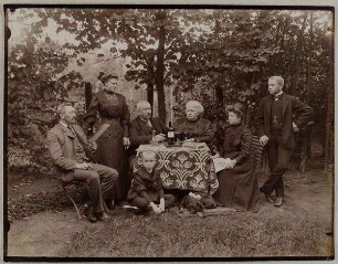 Familienporträt im Garten