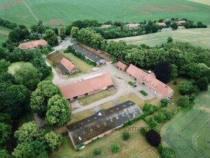 Altfresenburg: Luftbild Richtung Westen: links oben Herrenhaus, davor Wirtschaftshof