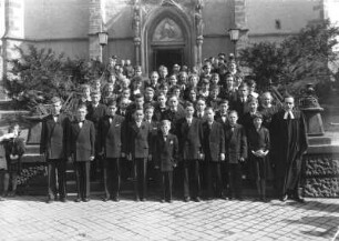 Roßwein. Konfirmandengruppe mit Pfarrer Streibert vor dem Westportal der Stadtkirche "Sankt Marien"