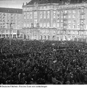 Dresden-Altstadt, Altmarkt, Gedenkkundgebung anläßlich des 22. Jahrestages der Zerstörung Dresdens. Tribünenplatz vor der Kreuzkirche (Ansprache durch Werner Krolikowski, 1. Sekretär der Bezirksleitung Dresden der SED)