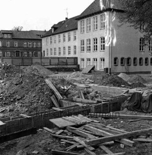 Stadtschule: Kirchberg: Neubau der Turnhalle: vorn Baustelle: dahinter Schulgebäude