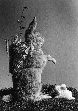 Osterhasenbilder. Sitzender Osterhase mit Häschen