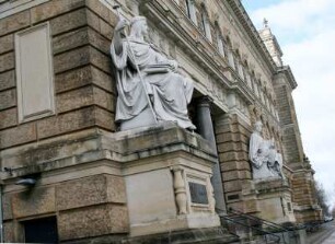 Das Gesetz (vorn) und Rechtsspruch (hinten)