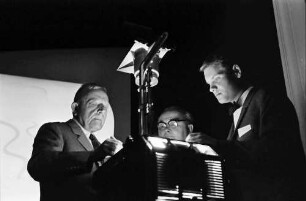 13. Tagung 1963 Medizin; Eröffnung Lindau 1.7.63: Otto H. Warburg mit Assistenten am Projektor