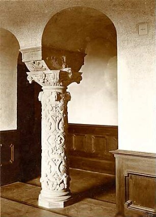 Grund, Peter; Ernsthofen, Modautal; Schloss Ernsthofen - Säule (Innenansicht)