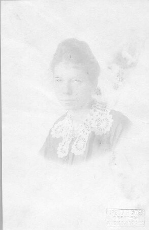 Porträt einer jungen Frau (Frl. Lankau?), aufgenommen im Fotoatelier Ursula Richter in Dresden auf der Winckelmannstraße 29