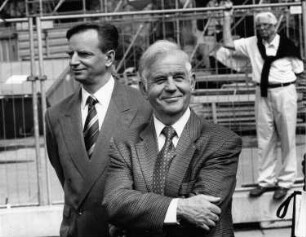 Dresden. Oberbürgermeister Herbert Wagner und Ministerpräsident Kurt Biedenkopf während einer Veranstaltung auf einer Baustelle