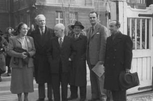 Berlin-Dahlem. Freie Universität. Gruppenbild mit unbekannter Dame und der Komponist und Gastprofessor Paul Hindemith (3. von links)