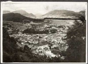 Österreich, Hallein. Blick auf Hallein vom Dürrnberg