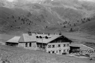 Siedlung : Häuser und Kapelle einer Siedlung im Tal.