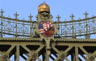 Budapest - Brückendetail : Brückendetail mit Wappen. Aufgenommen in Budapest 2001