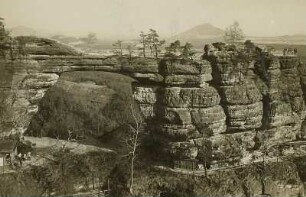 Böhmische Schweiz (heute Tschechien). Prebischtor. Blick nach Südsüdosten. Im Hintergrund der Rosenberg