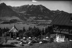 Oberstdorf. Café Restauration Bergkristall. Blick über die Terrasse auf den Ort