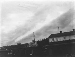 Wolkendecke : Abziehende Wolkendecke über Häusern