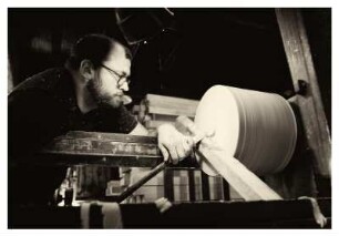 DER REIFENDREHER ANDREAS WERNER BEI DER ARBEIT