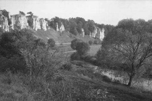 Dollnstein: Felsenformationen im Altmühltal bei Dollnstein