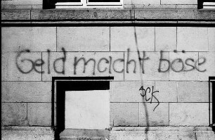 Fassade mit Inschrift "Geld macht böse"