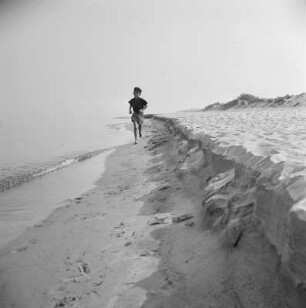 Kind der Gremmlers am Strand von Henkenhagen (heute: Ustronie Morskie)