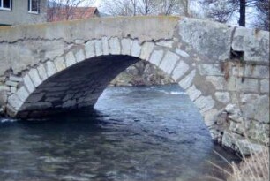 der mittlere Bogen der alten Ilmbrücke