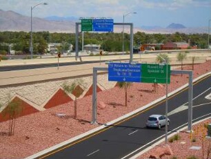 Zufahrt zum Terminal 3 des McCarran Airport : Zufahrtstraßen zum Terminal. Aufgenommen am 21. August 2012 am neuen Terminal 3 des Internationalen McCarran Airport von Las Vegas